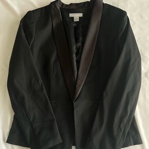 Black H&M blazer size 10. Like new. Wore once. Satin lapel